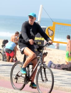 Marcos Caruso é visto andando de bicicleta em Ipanema (Foto: AgNews)