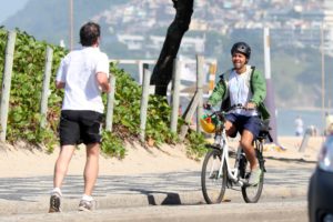 Marcos Palmeira é flagrado andando de bike no Rio (Foto: AgNews)
