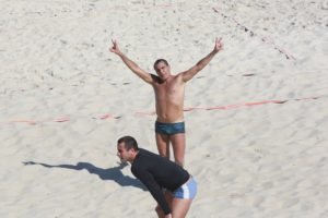 Eri Johnson joga futevôlei em praia carioca (Reprodução/AGNews)