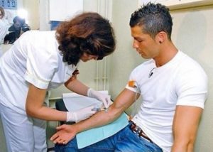 Cristiano Ronaldo doando sangue