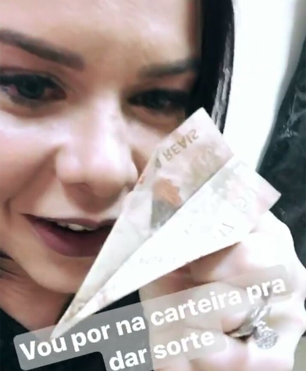 Fernanda Souza mostra aviãozinho que Silvio Santos lhe deu (Reprodução/ Instagram)