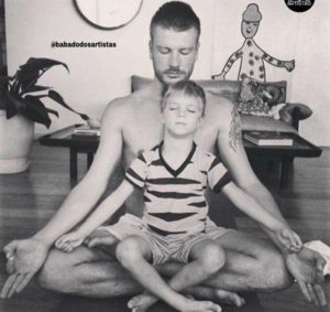 Rodrigo Hilbert faz meditação com o filho