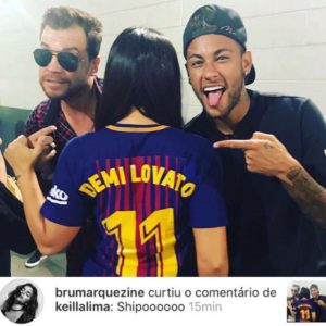 Bruna Marquezine curte comentário de fã em foto de Neymar e Demi Lovato 
