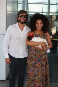 Juliana Alves deixa maternidade com Yolanda nos braços 