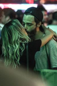 Thiago Rodrigues é flagrado aos beijos com loira no Rock in Rio 