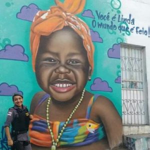 Grafiteiro faz homenagem a Titi e pinta mural com seu rosto