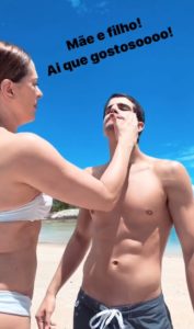 Claudia Raia mima o filho galã durante dia de praia