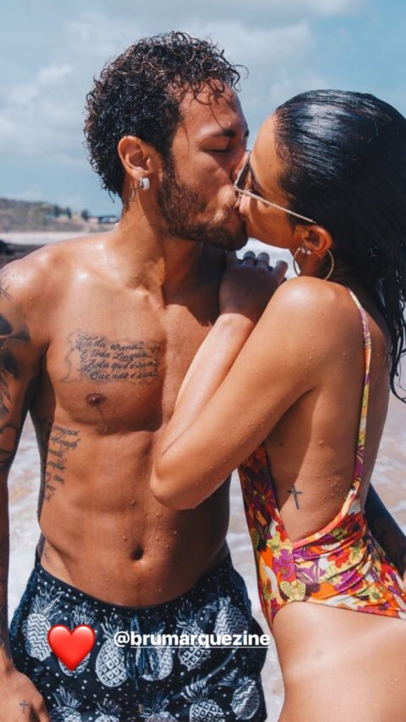 Neymar e Bruna Marquezine se beijam