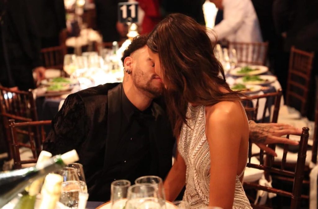 Bruna Marquezine beija Neymar em festa