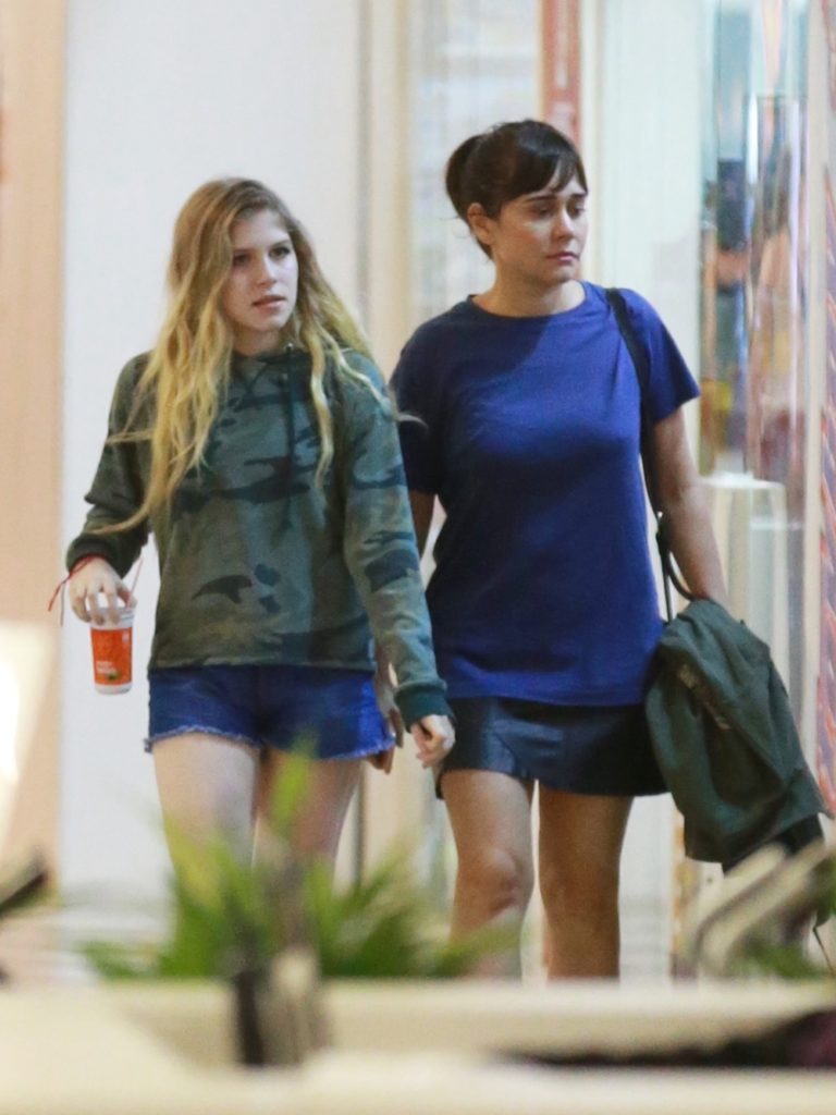 Alessandra Negrini em shopping do RJ com a filha Betina