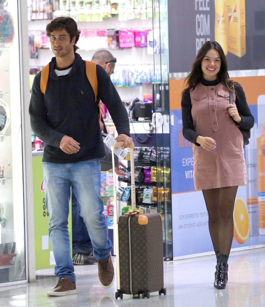 Isis Valverde com o marido, André Resende, em aeroporto do Rio de Janeiro