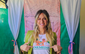 Giovanna Ewbank, esposa de Bruno Gagliasso, participou nesta quinta-feira (30) da entrega de doações de meias em um evento beneficente, em São Paulo