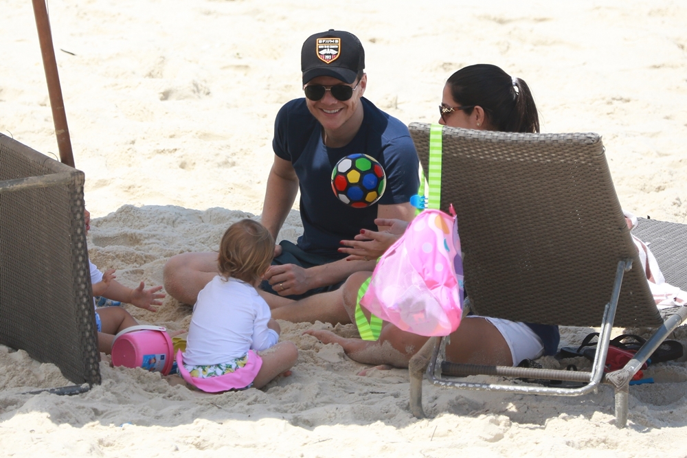 Michel Teló e Thais Fersoza com os filhos na praia da Barra da Tijuca