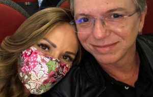Ana Furtado recebe alta e sai de máscara de proteção (Reprodução/Instagram)