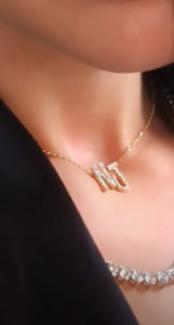 Em seu storie no Instagram, Bruna exibiu o colar de ouro e diamante com as iniciais do craque