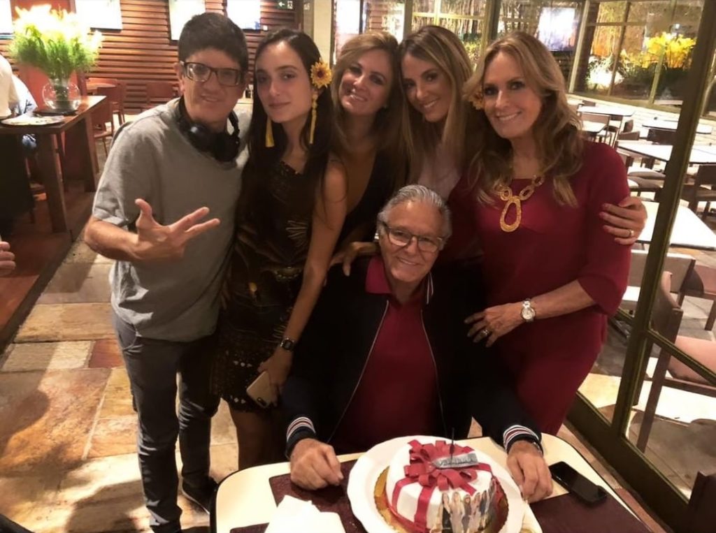 Ticiane Pinheiro comemora aniversário do pai com a família