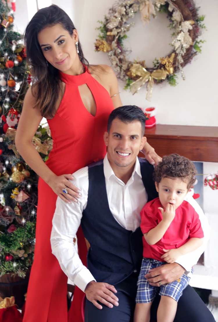 Em clima de Natal, Lucilene Caetano e Felipe Sertanejo posam com o filho, Theo