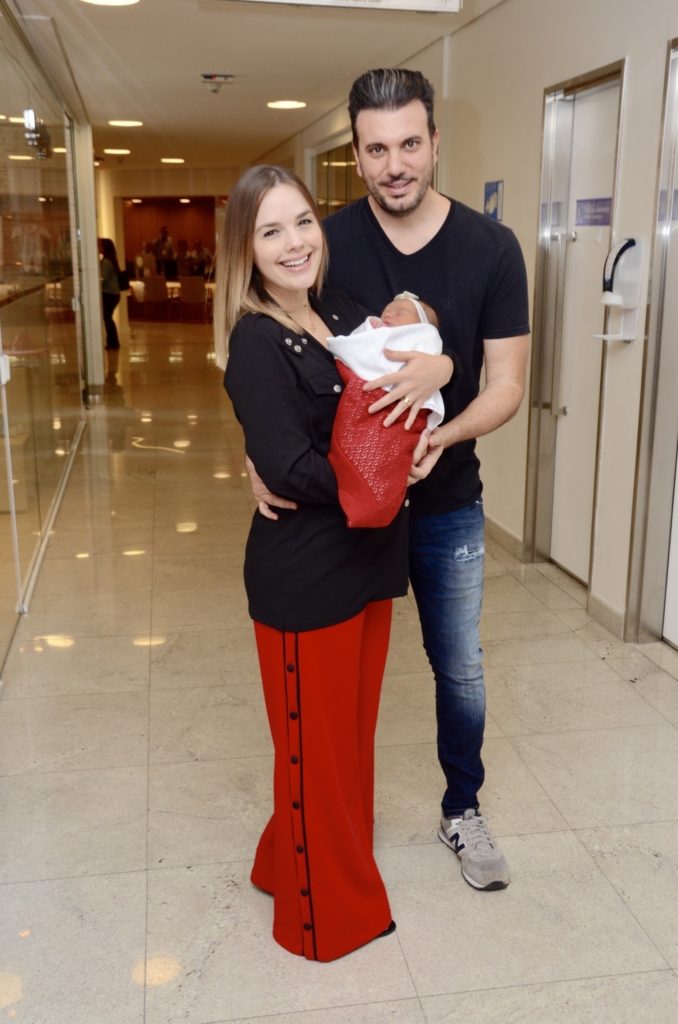 Thaeme Mariôto, a filha Liz e o marido, Fábio Elias
