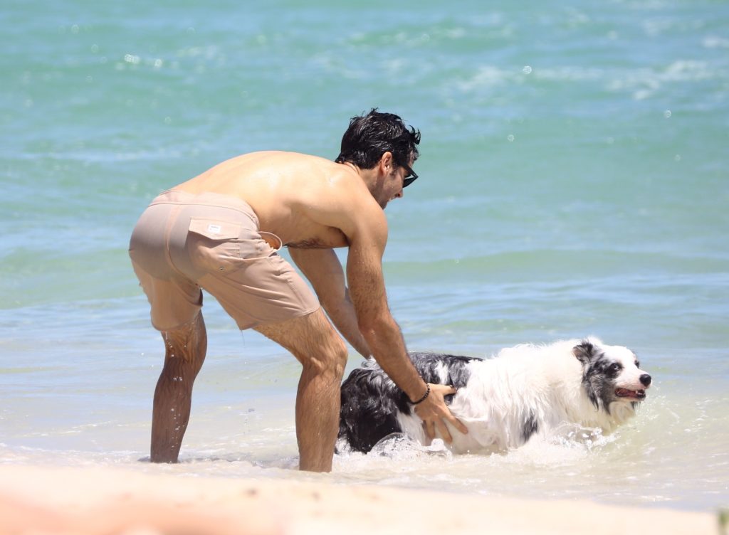 Marcos Pitombo com seu cachorro na praia da Barra da Tijuca