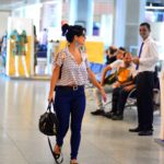 Samara Felippo sorri para fotógrafo ao desembarcar em aeroporto no Rio