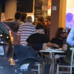 Marcus Majella, Paulo Gustavo e marido são vistos em café no Leblon