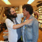 Caco Ciocler e Felipe Camrgo em sessão autógrafos no Rio