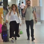 Elba Ramalho com novo namorado em aeroporto