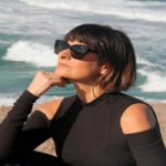 Fernanda Abreu faz a pose "A pensadora" para revista