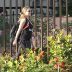 A atriz foi vista com roupa de malhação pelas ruas da Barra