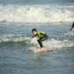 Filho de Dani Suzuki aprende a surfar no Rio