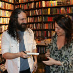 Viviane Pasmanter vai a sessão de autógrafos em livraria no Rio