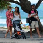Bruno Gissoni e Yanna Lavigne com a filha, Madalena na Orla da Barra (AgNews)