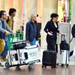 Caetano Veloso e Paula Lavigne desembarcam em aeroporto Santos Dumont (Webert Belicio: AgNews)
