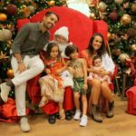 Ricardo Pereira comemorou o aniversário dos filhos no shoppin g aproveito para tirar fotos com o Papai Noel (Daniel Delmiro AgNews)