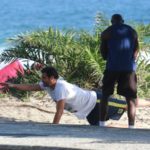 Thiago Lacerda se exercita na praia da Barra da Tijuca