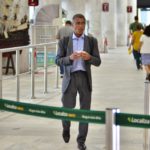Romário desembarca todo elegante em aeroporto (Webert Belicio: AgNews)