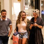 Adriane Galisteu passeia no shopping Village Mall com amigos ( J Humberto: AgNews)