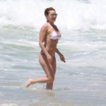 A atriz foi flagrada desfilando na praia da Barra (AgNews)