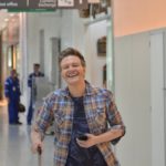 Michel Teló embarca sorridente em aeroporto (Webert Belicio: AgNews)