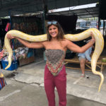 Giulia Costa com cobra na Tailândia