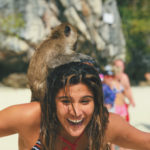 Giulia Costa com macaco na Tailândia