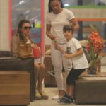 Leticia Birkheuer passeia com o filho em shopping no Rio (Daniel Delmiro: AgNews)