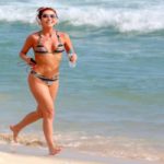 Luiza Possi é flagrada correndo na praia da Barra (Dílson Silva: AgNews)