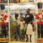Mumuzinho é flagrado em shopping com o filho (J Humberto: AgNews)