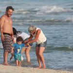 Alexandre Nero curte praia com o filho Noá (Dilson Silva: AgNews)