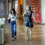 Vanessa Giácomo passeia no shopping Village Mall com amiga (J Humberto: AgNews)