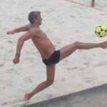 Márcio Garcia joga futevôlei na praia de São Conrado (Daniel Delmiro: AgNews)