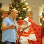 Tande leva o filho para tirar foto com o Papai Noel (Daniel Delmiro: AgNews)