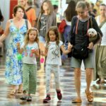 Betty Gofman passeia com as filhas gêmeas em shopping do Rio (Thiago Martins: AgNews)