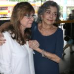 Betty Faria consola Glória Perez na Missa de 25 anos sem Daniella Perez (Daniel Pinheiro: AgNews)